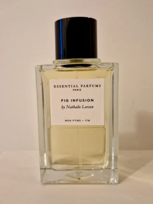 Essential Parfums - Fig Infusion EdP 100ml - Köpt för över 1000kr på Cocopanda. Har tyvärr inte kvar kartongen.   Toppnoter: Fig, Sandalwood, Black Tea Hjärtnoter: Cedar, Mandarin, Orange Blossom Basnoter: Clementine, Freesia, Benzoin