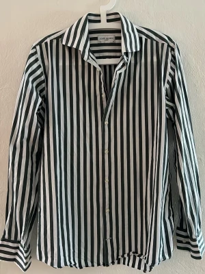 John Henric skjorta - John Henric skjorta i mycket bra skick. Säljer för att den är för liten