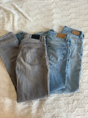 Tre pack icon jeans - klädpaket  - Säljer tre par icon jeans från lager 157 i färgen grå/blå/ljusblå. Original priset är ca 300kr/per par och säljer dom eftersom jag inte får användning av de. Fint skick och alla är i storlek XXS. Jag är 155cm lång för referens. 