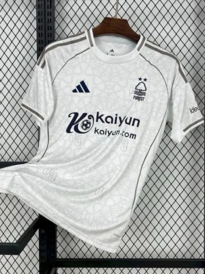 Nottingham Forest fotbollströja Adidas - Snygg vit fotbollströja från Adidas för Nottingham Forest med diskret mönster, svarta detaljer och klubbmärke på bröstet. Tröjan har korta ärmar, rund hals och sponsortryck på framsidan. Perfekt för dig som älskar fotboll och vill ha en stilren look. Finns i flera storlekar!!! Pris kan diskuteras!!!