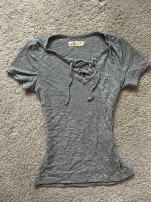 Hollister topp med snörning  - Hollister ribbad topp med snörning💘💘 Xs men passar S också. Jätteskönt material 