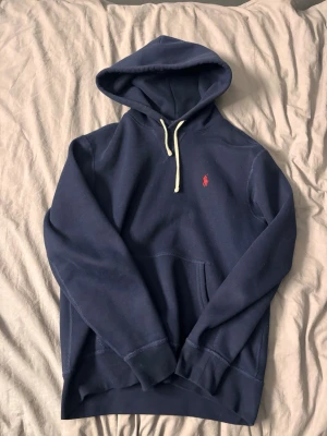 Ralph Lauren hoodie - Säljer nu min Ralph Lauren hoodie då jag börjat växa ur den, köptes ny i Tyskland i deras butik för runt 2000kr men säljes billigt då jag behöver pengarna 😓. Inte hunnit använda den särskilt mycket då jag växte ur den rätt så snabbt. Finns det fler frågor så är det bara o höra av sig!