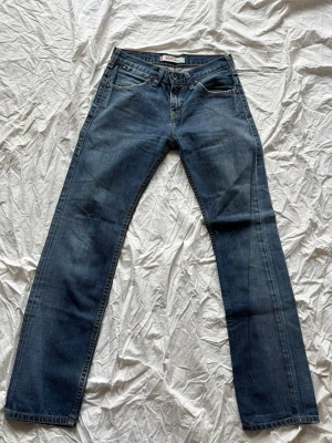Levis 504 - Levis jeans i modell 504. Bra skick förutom en skada vid grenen (se bild). Står ingen storlek men uppskattad att vara 27/32. Skriv vid frågor! 