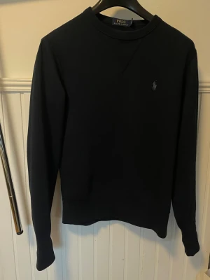 Ralph Lauren mörk blå tröja / sweatshirt  - En riktigt fin och skön Polo Ralph Lauren mörkblå tröja / sweatshirt i storlek S/M. Pris kan diskuteras vid snabb affär.