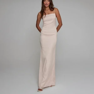 Balklänning  - Superfin balklänning ifrån Nelly! Köpt av en annan tjej som hade använt den en gång. Säljer då den tyvärr var för stor på mig. Storlek 34 och ner till marken på hon jag köpte den av som är 165cm, kan även passa någon som är längre. Hör av dig vid frågor 💗