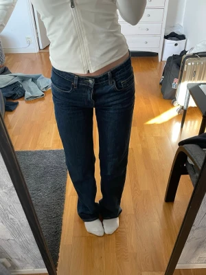 Mörkblå raka jeans från zara - Säljer ett par mörkblå jeans med rak passform och klassiska fickor fram och bak. Jeansen har normal midja och är tillverkade i denim. 