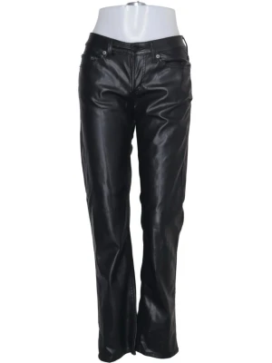 Svarta byxor i skinnimitation - Snygga svarta byxor i skinnimitation med raka ben men en ”lose fit” perfekt för dig som vill fina upp vardagen! Skriv för fler bilder🥹