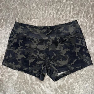 NIIHAI Camo shorts  - Snygga camouflagemönstrade shorts från märket NIIHAI, perfekta för träning eller chill. De har en pipeline midja som sitter skönt på kroppen. 
