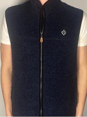 Morris väst - Säljer en ritkigt snygg och trendig Morris fleece väst i fint skick, storlek M, vid frågor är det bara att skriva //Gramenti