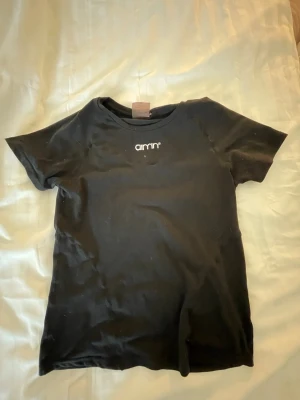 Svart tränings T-shirt - Säljer då den inte kommer till användning! Hör av dig vid funderingar!💓