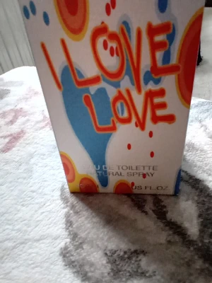 Moschino I Love Love Eau de Toilette - Ny . Moschino I Love Love Eau de Toilette är en parfym med färgglad och lekfull förpackning i vitt, blått, orange och rött. Flaskan har en unik design och doften är fräsch och ungdomlig, perfekt för dig som gillar energiska och glada toner. Endast använd två tillfällen men doften passade inte riktigt min kropp.