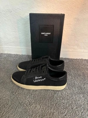 Svarta Saint Laurent skor - Hej, säljer nu ett par saint Laurent skor, använda 2 ggr, finns knappt några tecken på användning, otroligt snygga och perfekt nu till våren/sommaren. Storlek 44 men passar även 43. Hör av dig vid frågar/intresse!! 