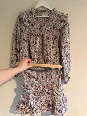 Neo noir set - Så sjukt fint oanvänd blus och volangkjols set. Stl 38