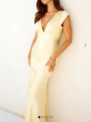 Ljusgul långklänning med öppen rygg - Ljusgul helt oanvänd klänning från Hello Molly i storlek S💕💕