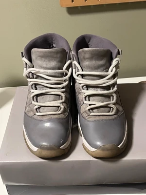 Jordan 11 - Tja säljer ett par fina Jordan 11s i storleken 47. Skorna är väldigt sköna och lätta att styla. De har använts i ungefär ett halv år men fungerar fortfarande väl.