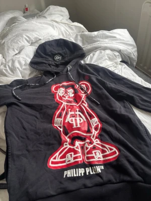 Philipp plein tröj ÄKTA - Hej säljer min ÄKTA philipp plein hoodie, trycket har lossnat lite men går att limma fast med TEXTIL LIM. Därav billigt pris, storlek medium.