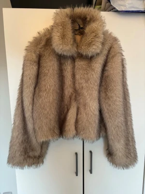 Beige pälsjacka  - Beige fuskpäls jacka, fint skick. 🌸🩷 ▪️ TikTok - Ginise ✨ 