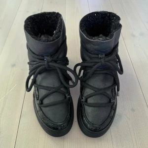 Glansiga inuikii vinterskor  - Fint skick. Finns sprickor i det glansiga materialet, se de två sista bilderna. Utöver det i toppen skick. Kan mötas upp i Stockholm. Fler inuikii vinterskor finns i min profil. 