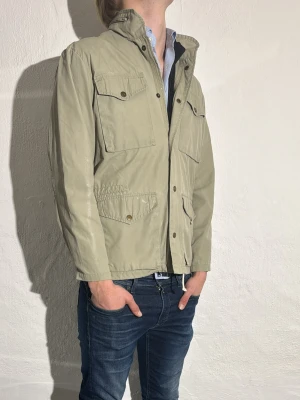 Fjällräven jacka  - En riktigt stilig jacka från Fjällräven i storlek 42 funkar perfekt nu när våren börjar rulla in 