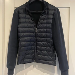 Svart woolrich quiltad cardiganjack  - Säljer min gamla woolrich cardigan i från en av de nyaste kollektionerna. Jackan passar någon som bär S