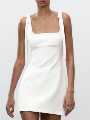 Vit kort kl Prefect klänning med knyt - Säljer en vit, tight kortklänning med breda axelband och kn [yt] detaljer på axlaren. sopassning och enkel design gör den perfekt för sommarens alla tillfällen mutually. Material much stretchig syntet.