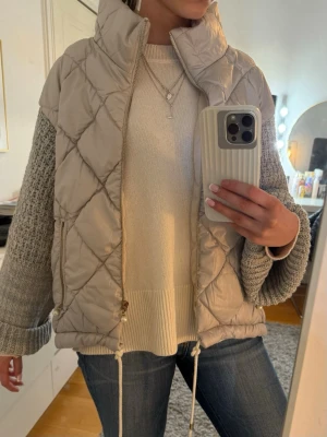  stickad cardiganjacka - Grå/ljusblå Cardiganjacka med stickade armar och snygga pärldetaljer!