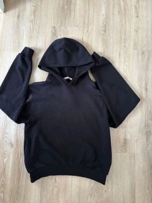 Acne Studios hoodie  - Skick: 9/10 | Storlek: XS | Pris: 2149 | Inga defekter | Passar perfekt för dig som är mellan 170-180 cm lång! | Givetvis äkta | Finns lite slitningar på hoodien vilket är design | Pris kan diskuteras vid snabb affär! | Hör av er vid frågor eller minsta fundering 🙌