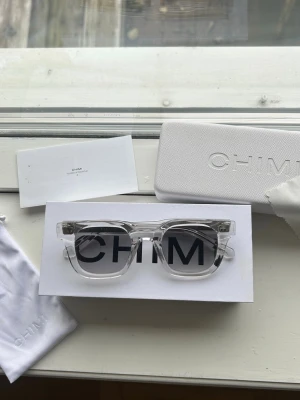Chimi 04 Grey - Säljer nu dessa snygga och trendiga solglasögon från Chimi! Köpta för cirka 1400kr på NK! Perfekta nu till starten av våren och hela solsommaren!☀️Glasögonen är nästan aldrig använda därav ett helt nyskick! Hör gärna av dig vid vidare funderingar🤝