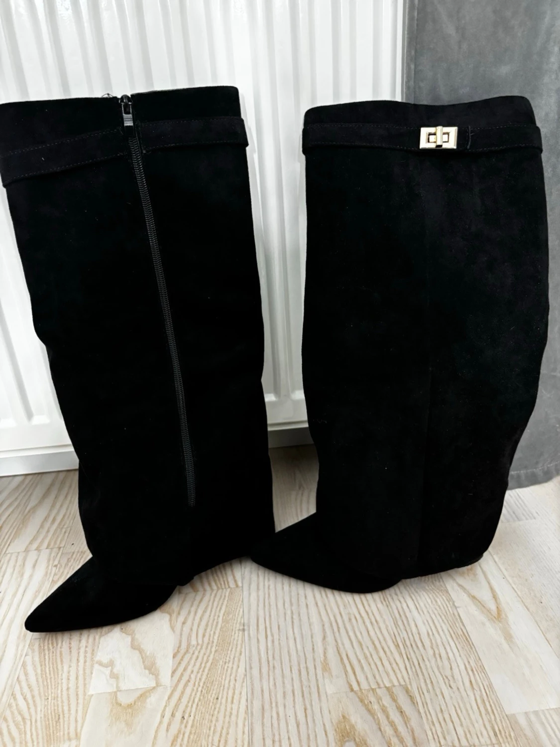 Svarta mockastövlar med gulddetalj - 1