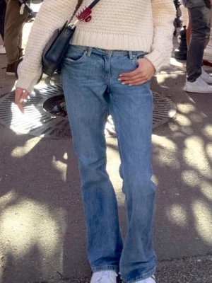 Låg midjade jeans - Hej! Jag säljer mina favorit low waist jeans ifrån bershka i storlek 34, de är inte tillgängliga att köpa längre på hemsidan. Jag säljer dem för att jag upplever att de har blivit för korta på mig nu och passar tyvärr inte mig längre.