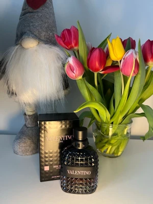 Valentino Uomo Born In Roma Intense - Valentino Uomo Born In Roma Intense är en lyxig parfym i en svart, mönstrad glasflaska med elegant design. Flaskan har nitar och en svart kork, och kommer i en matchande svart kartong med metallisk text. Perfekt för dig som gillar exklusiva dofter och snygg förpackning.