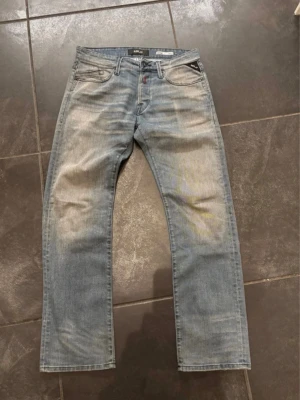 Ljusblå raka jeans från Replay - Modell: Waitom     Storlek : W30 L32