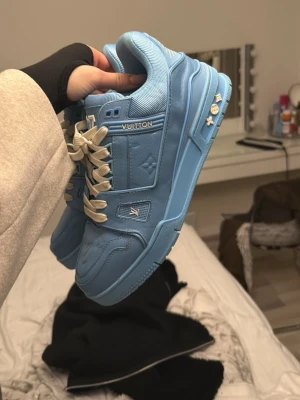 Blå Louis Vuitton sneakers - Knappt använda, pris kan diskuteras vid snabb affär! Storlek 43 men skulle säga att de är 42 då de är lite små i storleken 