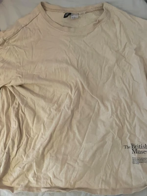 ”The British Museum” T-shirt - T-shirt från H&M med trycket ”The British Museum” framtill samt fjärilar och blommor på baksidan. Storlek S.