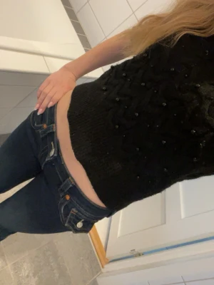 Svart stickad tröja med pärldetaljer  - Snygg svart stickad tröja från Zara med pärldetaljer, flätstickat mönster och rund halsring.  Perfekt både till vardag och mer uppklädda outfits – passar lika bra med jeans som kjol eller kostymbyxor.                                                  • Färg: Svart • Detaljer: Små dekorativa pärlor • Modell: Kortärmad, rund hals • Skick: Bra skick Skicka gärna ett meddelande om du vill ha fler bilder eller mått 😊 