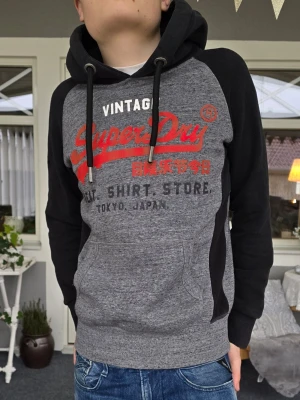 Superdry hoodie vintage - Superdry vintage hoodie i storlek Medium. Skriv om du undrar något! Kom gärna med prisförslag ✨️