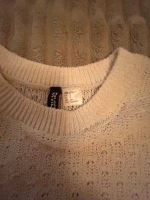 Beige stickad topp med volangkant💗 -  Säljer denna Beige stickade t-shirten med volang längre ner💗 Samlar för att ha råd med min dröm valp🥺💗