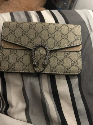 Gucci väska - Hey, I’m selling mine and my sisters bag that we bought when we were on vacation but none of us are no longer using them. They are in good shape, They are really pretty and a good use for summer and everyday use. I’m selling 1 FOR 850