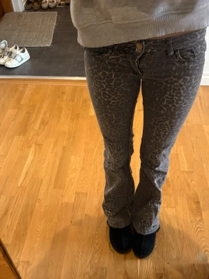  Leopardmönstrade bootcut jeans - Leopardmönstrade jeans från Nelly, stretchiga och superbekväma. Perfekta för vardag eller fest! Små tecken på användning men inga skador. Storlek 32💕