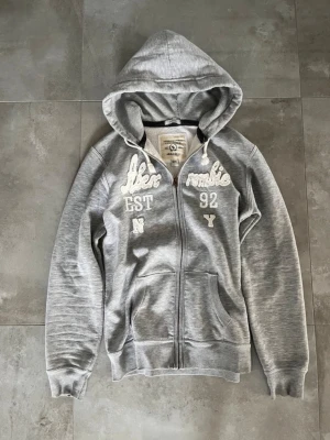 Grå hoodie från Abercrombie & Fitch -  Är XXL men passar M fråga om mått om du inte tror mig