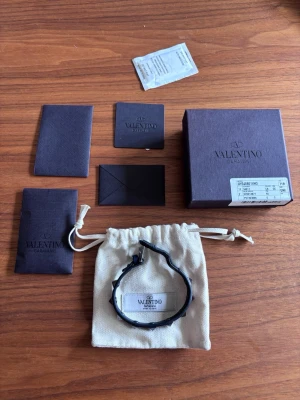 Navy Blue Valentino Garavani i kalvläder - Tja! Säljer nu ett av mina valentino armband i färgen Navy blue, en lite ovanligare färg på just dessa. Nypris ligger runt 3699 kr. Allt på bilderna ingår det vill säga original box, dustbag, armbandet, tack kort, informations kort samt extra nitar. Skickat syns på bilderna, ända är väl att det är lite slitet vid hålen så som dessa armband brukar bli. Vid frågor är det bara att höra av sig! 