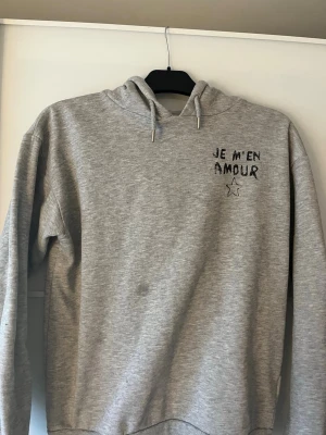 Gina tricot - Hoodie från Gina tricot i storlek 158/164 den har en fläck på framsidan som Inte går bort och därför kan pris diskuteras💗
