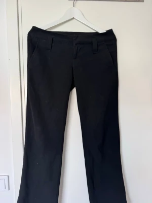 Svarta kostymbyxor  - Snygga svarta kostymbyxor med raka ben och låg midja.