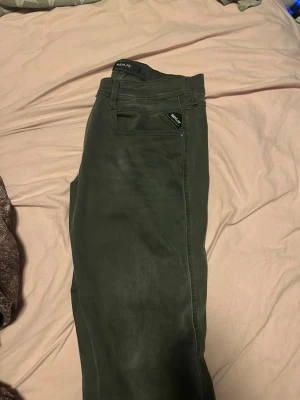 Replay Anbass jeans grå 34/32 – mycket fint skick - Säljer ett par grå Replay Anbass jeans.  Storlek: 34/32 Modell: Anbass Skick: mycket bra  Snygg grå tvätt som passar till det mesta.  Finns i Göteborg. Kan skickas.