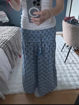 Blå långkjol med mönster och snörning - Säljer denna snygga lång kjolen från Gina Young storlek 158/164. Jag är ca 164 och den sitter som på bilderna på mig❣️❣️