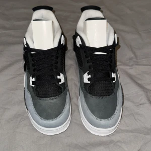 Nike Air Jordan 4 Retro Fear (2024) - Oanvända! Köpte från Sneak.se och de är verifierad äkta. Crease protection tillkommer. Kvitto finns såklart.