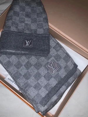 Louis Vuitton set - Louis Vuitton damier petit Mössa & halsduk i grå. Säljs tillsammans. Mössan retail: 3000kr Halsduken retail: 5149kr Pris kan diskuteras, tveka ej att skriva vid frågor.