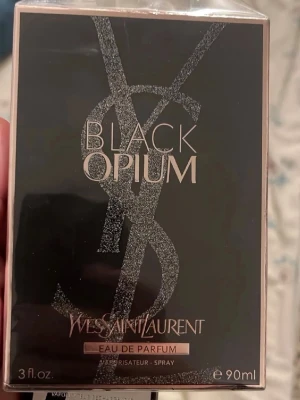 Yves Saint Laurent Black Opium EdP - Black Opium Eau de Parfum från Yves Saint Laurent är en ikonisk parfym i svart och roséguld förpackning. Flaskan rymmer 90 ml och har en lyxig design med stora YSL-bokstäver och glittriga detaljer. Doften är djup, sensuell och modern.