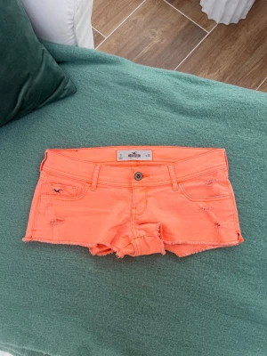 Hollister lågmidjade jeansshorts  - Storlek W26 ~ XS/S. Rakt över midjemått: 39cm. Gren: 16cm. Skickas inom 24h. Se liknande plagg i min profil!