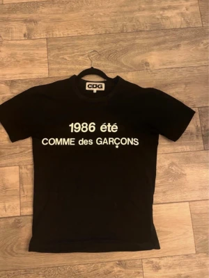 COMME des GARCONS tshirt  - Hej säljer min otroligt ovanliga cdg tshirt i storlek S, men passar även M. Skick 9/10, har varken hål eller defekter. Säljer pga att den inte passar mig och skulle säga att den passar om man är runt 170-180. Pris är inte hugget i sten vid snabb affär! Tröjan är givetvis äkta.